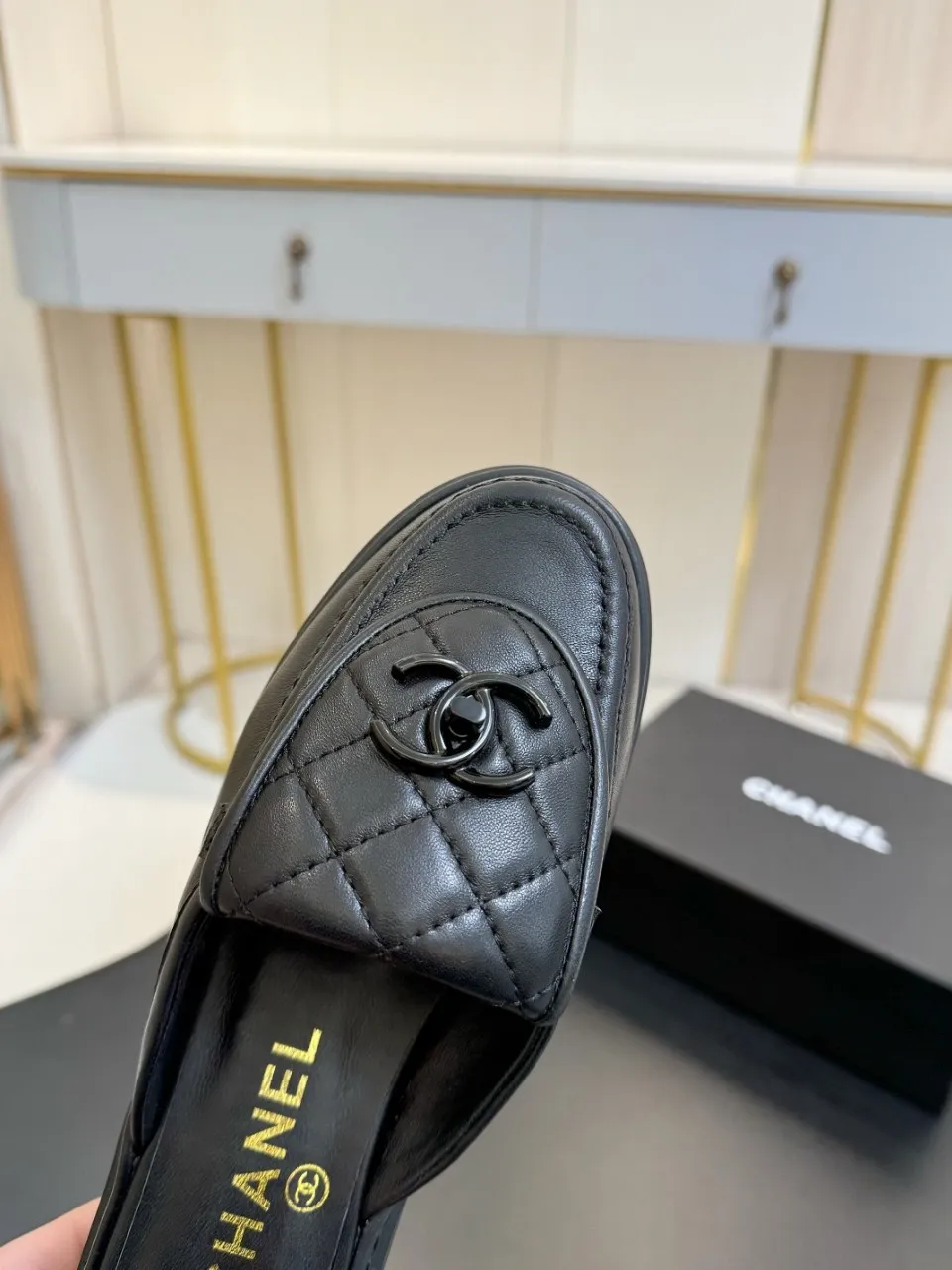 👟👟Ex-factory price 560👟👟 🔥🔥🔥Xiaoxiang official website synchronizes the high version of CHANEL 2025 Chanel top buckle exposed heel shoes, a must-have hot style for early spring, the goddess series, with the elegant and ladylike temperament of the fragrance family, super durable, irresistible, and exciting... ▪️The upper is imported sheepskin ▪️Inside imported sheep lining (same as the original) ▪️Original model opening, genuine leather outsole🇮🇹 ▪️Standard code 35- 41 42 Customized, non-returnable
